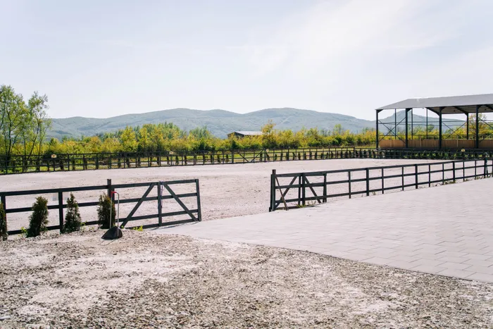 Ansamblul bazei sportive Elite Riders Academy, cu arene, padocuri și clădiri moderne