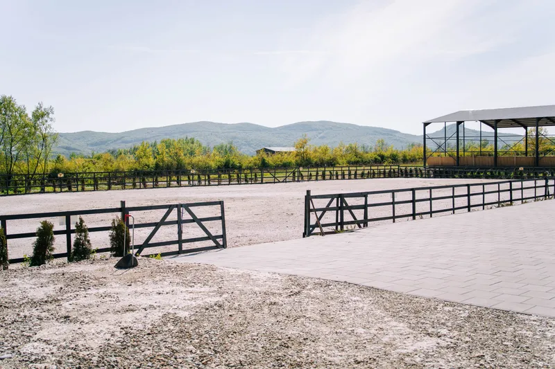 Ansamblul bazei sportive Elite Riders Academy, cu arene, padocuri și clădiri moderne