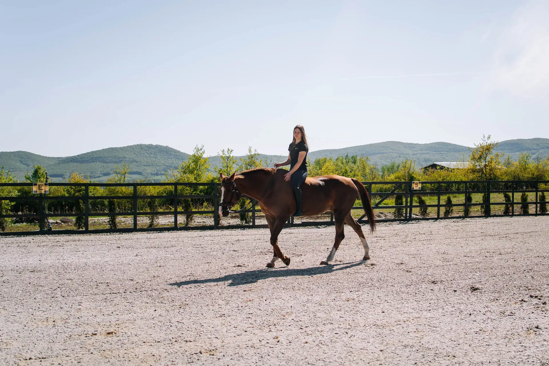 Arena Elite Riders Academy pe fundalul dealurilor
